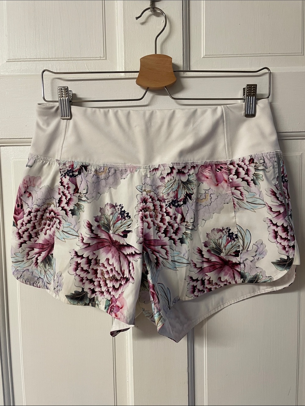Athleta Run Free Peony Floral Pink&White Running Athletic Shorts women’s size S